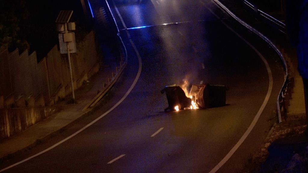 Cocktails molotov, caixotes do lixo incendiados, 13 detidos. As imagens da terceira noite de violência na Grande Lisboa