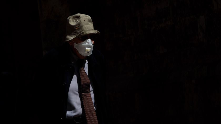 Vai ser obrigatório o uso de máscaras nos transportes públicos. Foto: Biel Alino/EPA