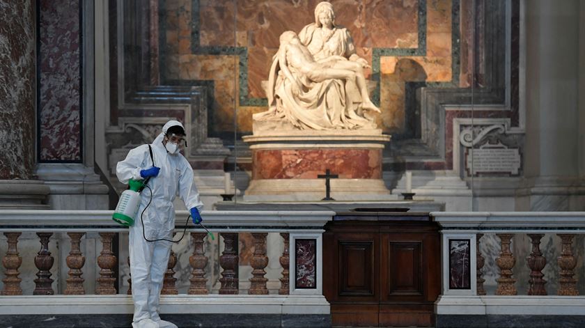 Desinfeção em frente à famosa Pietà, de Michelangelo, na Basílica de São Pedro. Foto: Vatican Media