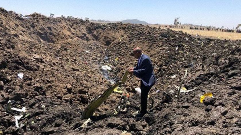 Destroços do avião da Ethiopian Airlines que caiu na Etiópia. Foto: Ethiopian Airlines
