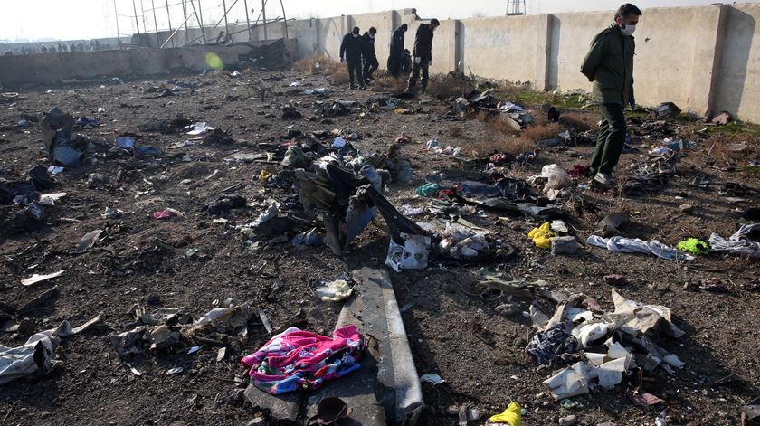 Destroços do avião da Ucrânia que caiu no Irão pouco depois de levantar voo de Teerão. Foto: Abedin Taherkenareh/EPA