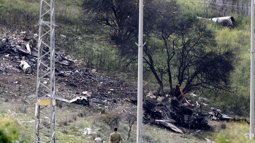 Destroços de caça F16 israelita abatido na Síria. Foto: Abir Sultan/EPA