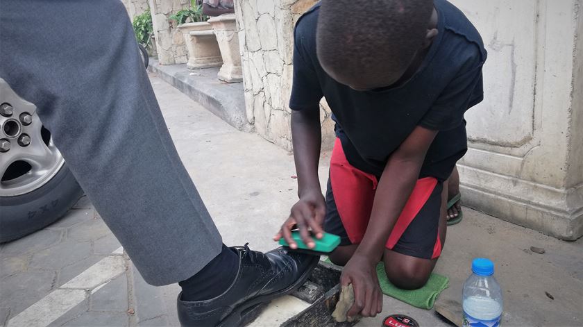 Engraxar sapatos, lavar carros são algumas das ocupações de crianças que sonham "ser alguém na vida". Foto: Olga Leite/RR