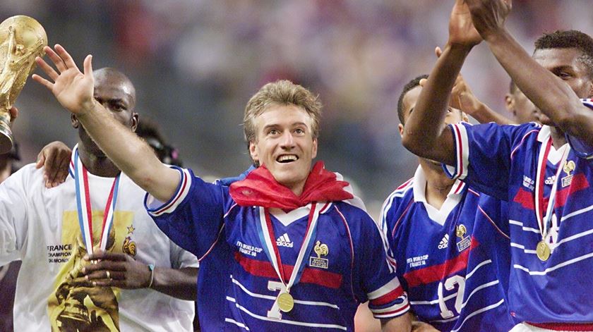 Didier Deschamps era o capitão da seleção francesa que varreu o Brasil na final do Mundial de 1998. Foto: Twitter French Team