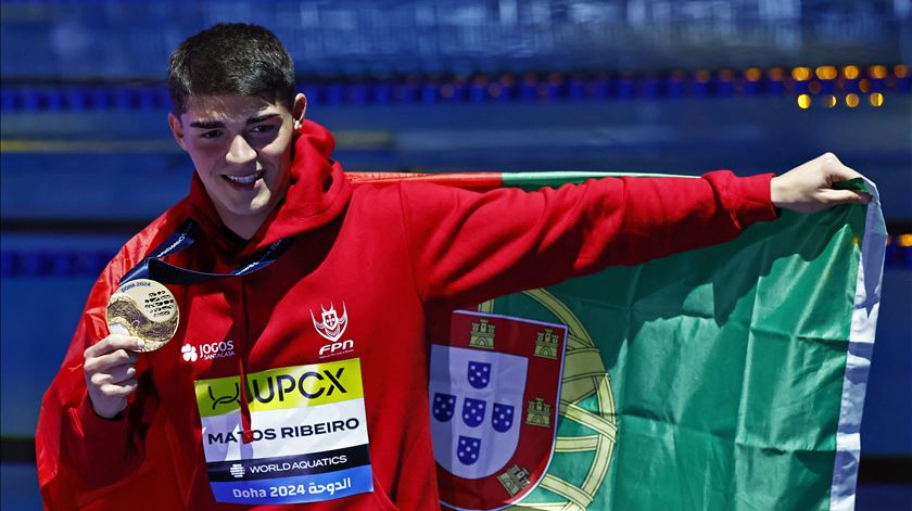 Diogo Ribeiro faz história para Portugal e conquista medalha de ouro nos Mundiais de Natação Doha. Foto: Clodagh Kilcoyne/Reuters