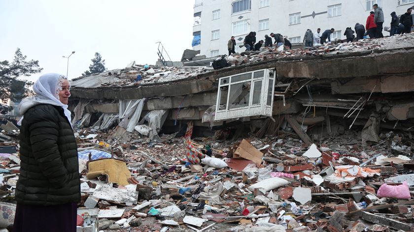 Os destroços do sismo que abalou Diyarbakir, na Turquia. Foto: Sertac Kayar/EPA