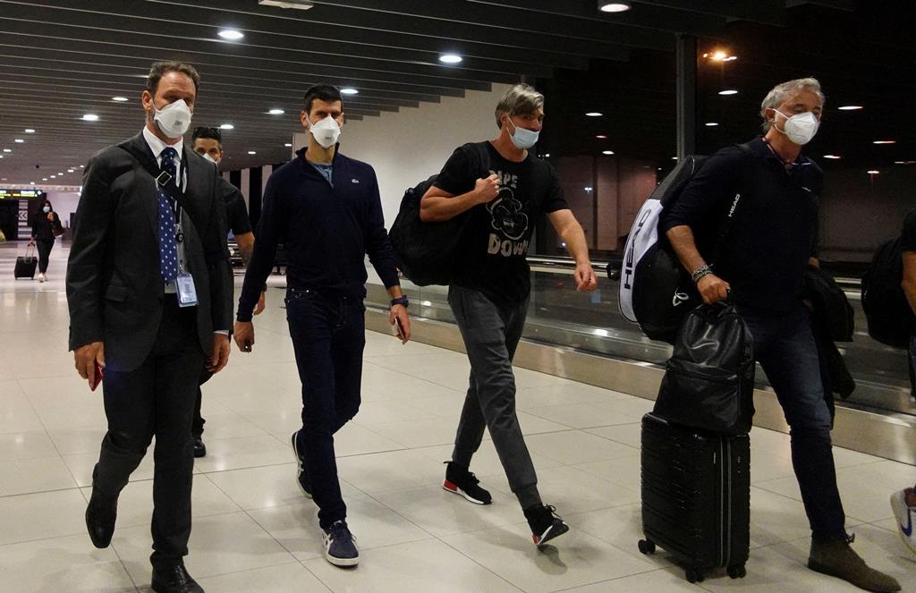 Djokovic chegou ao aeroporto acompanhado pela polícia federal. Foto: Loren Elliott/Reuters