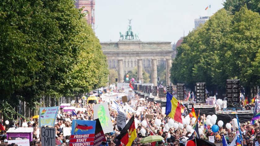 Apesar de proibido pela autarquia de Berlim por causa da Covid-19, tribunal alemão autorizou protesto deste sábado, que juntou mais de 20 mil pessoas. Foto: Clemens Bilan/EPA