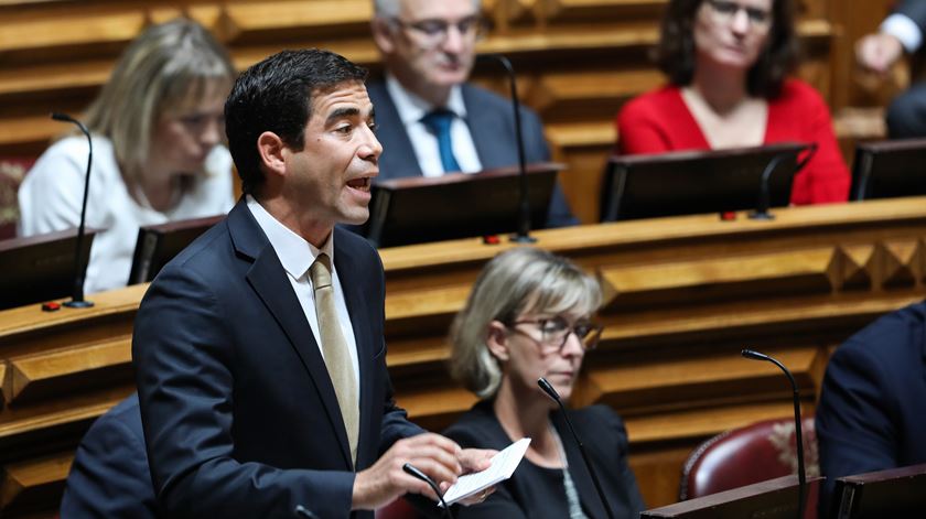 António Leitão Amaro, deputado do PSD, durante o debate na generalidade da proposta do Governo de Orçamento do Estado. Foto: Miguel A. Lopes/Lusa