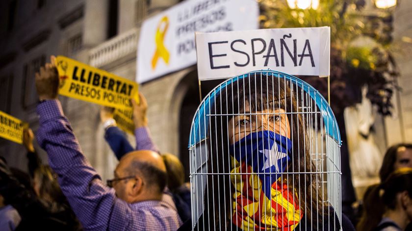 Protesto contra prisão de ex-governantes na Catalunha. Foto: Quique Garcia/EPA