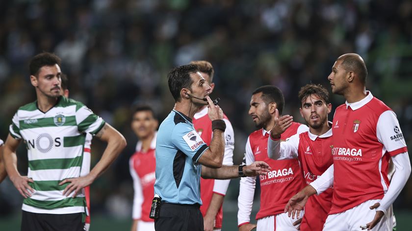 Carlos Xistra com jogadores do Sporting e do Braga. Foto: António Cotrim/Lusa