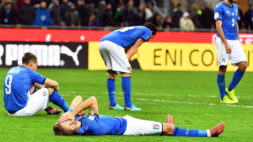 Desespero dos jogadores italianos, após a partida. Foto: EPA
