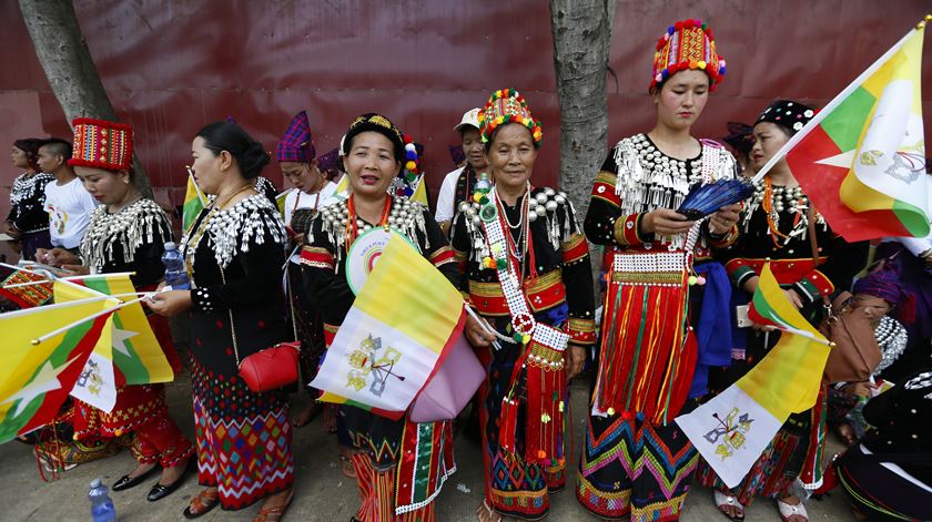 Mulheres da etnia Kachin aguardam a chegada do Papa ao Myanmar. Foto: Lynn Bo Bo/EPA