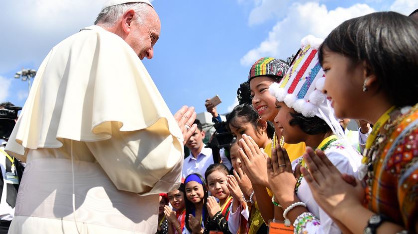 O Papa Francisco é recebido no Myanmar por crianças de diferentes grupos étnicos. Foto: Ettore Ferrari/EPA