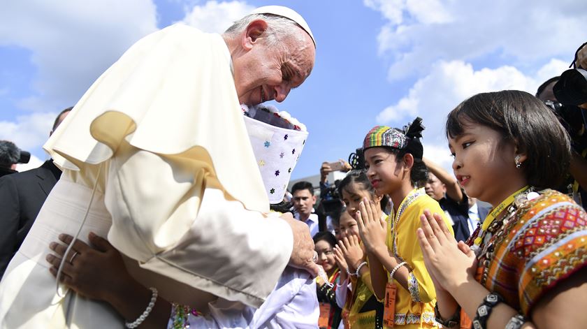 O Papa chega ao Mianmar, após uma viagem de quase 11 horas. Foto: Ettore Ferrari/EPA