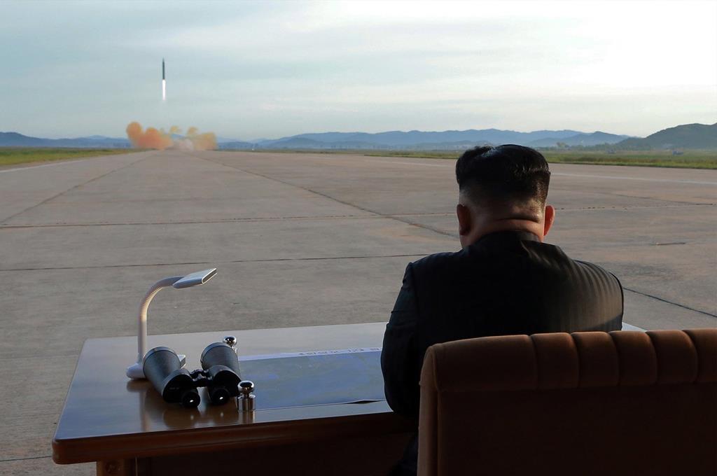 Coreia do Norte dispara missil sob supervisão de Kim Jong Un Foto: KCNA