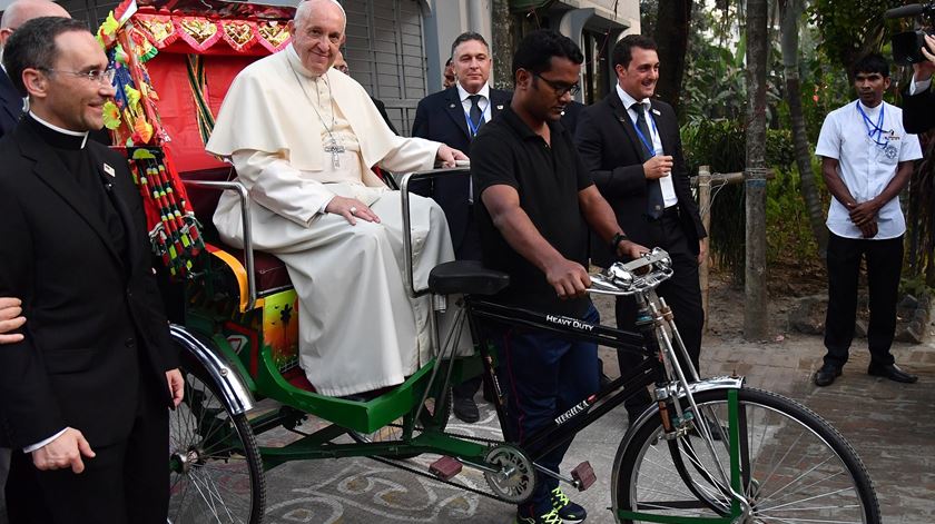 Papa Francisco no rickshaw que o transportou para o encontro inter-religioso. Foto: Ettore Ferrari/EPA