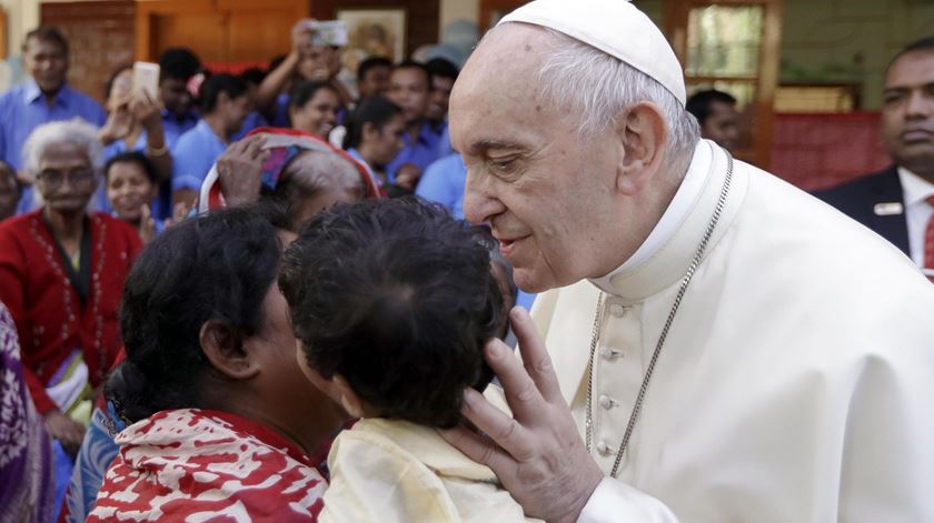 O Papa Francisco com uma criança do lar das irmãs da caridade, no Bangladesh. Foto: Andrew Medichini/EPA