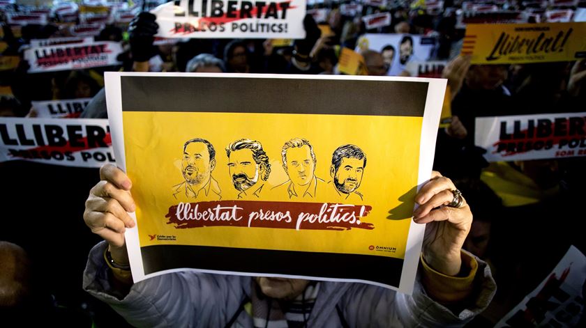 Catalães exigem libertação dos presos. Foto: Quique Garcia/EPA