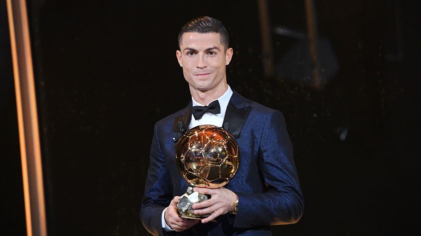 Uma, duas, três, quatro, cinco Bolas de Ouro para Ronaldo. Foto: EPA
