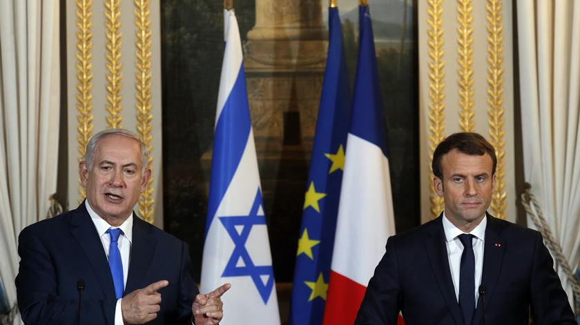 Netanyahu e Macron. Foto: Philippe Wajazer/EPA