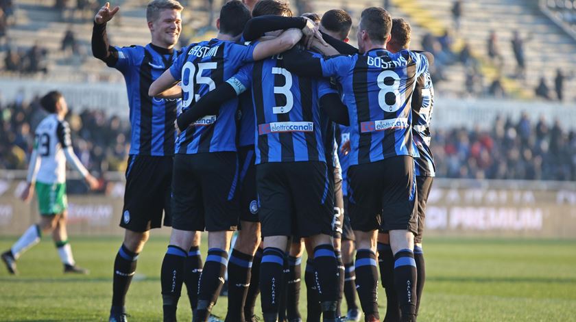 Jogadores da Atalanta celebram o 2-0 ao Sassuolo. Foto: Paolo Magni/EPA