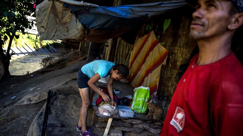 Sem-abrigo na Venezuela, onde metade da população vive em estado de indigência extrema. Foto: Miguel Gutierrez/EPA