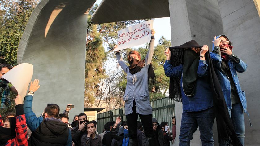 Protesto na Universidade de Teerão. Foto: STR/EPA