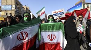 Morte de mulher na prisão desperta manifestações contra o regime no Irão