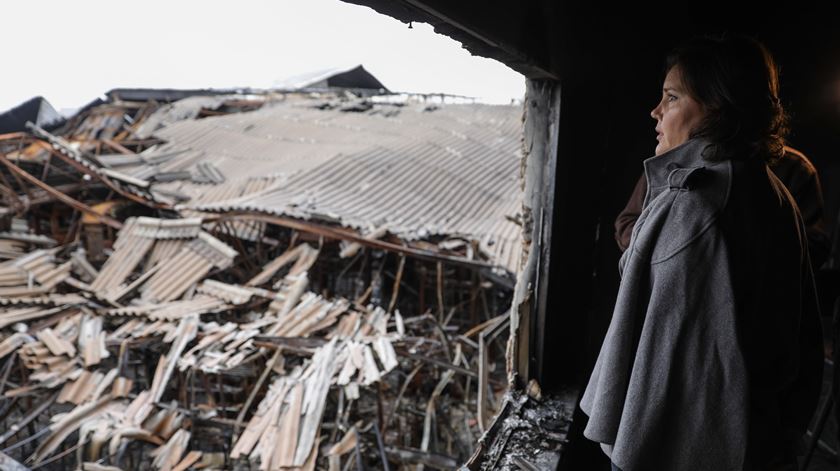 Assunção Cristas visitou os escombros de uma fábrica destruída pelos incêndios de Outubro. Foto: Paulo Novais/Lusa