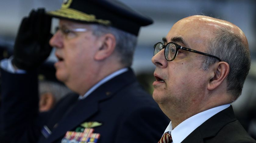 O general Manuel Rolo, um dos subscritores do protesto, com o ministro da Defesa, Azeredo Lopes. Foto: António Cotrim/Lusa