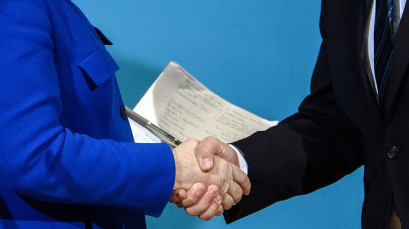 Sculz: apertou a mão a Merkel e com ela assinou depois a carta de demissão Foto: Clemens Bilan/EPA