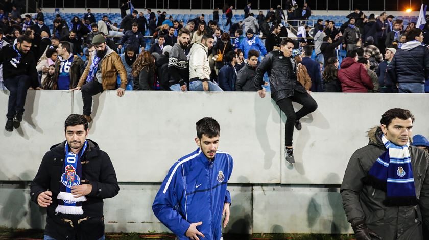 Adeptos do FC Porto retirados de bancada do estádio do Estoril. Foto: Mário Cruz/Lusa
