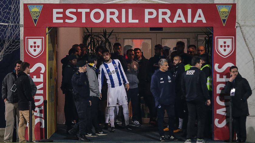 Jogadores de Estoril e FC Porto voltarão a encontrar-se a 21 de Fevereiro. Foto: Mário Cruz/Lusa