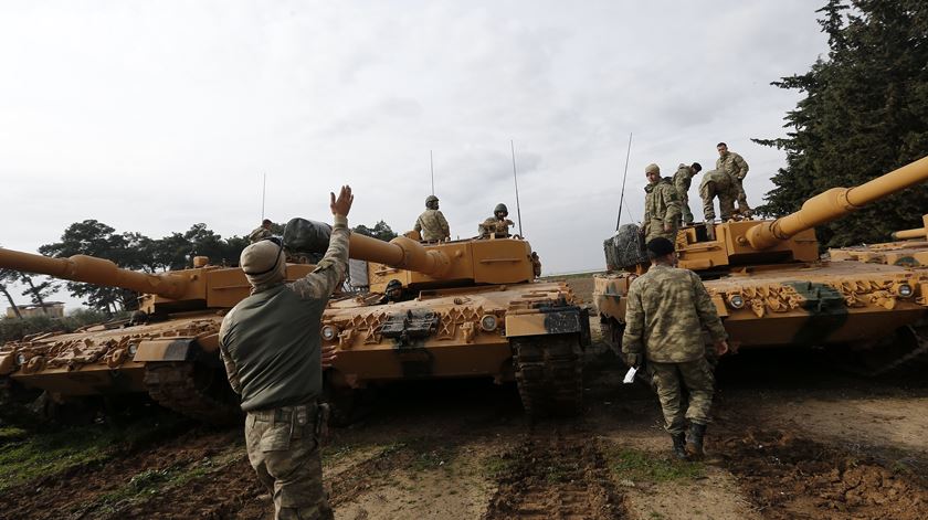 Forças da Turquia continuam ataque a Afrin, na Síria. Foto: Sedat Sunaepa/EPA
