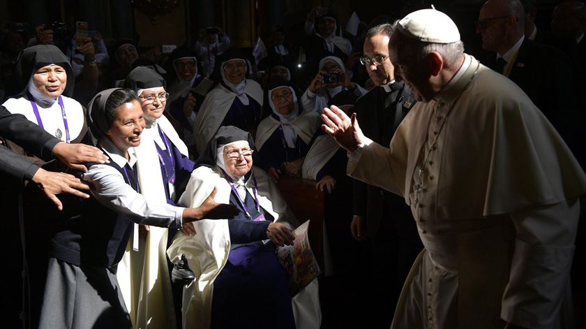 O Papa Francisco encontra-se com freiras de clausura em Lima, no Peru. Foto: Vaticano/EPA