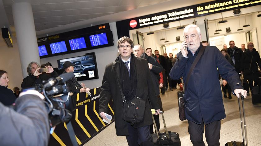 Carles Puigdemont, à chegada a Copenhaga, na manhã desta segunda-feira. Foto: Tariq Mikkel Khan/EPA