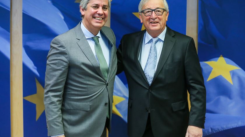 Centeno com o presidente da Comissão Europeia, Jean-Claude Juncker. Foto: Stephanie LeCocq/EPA