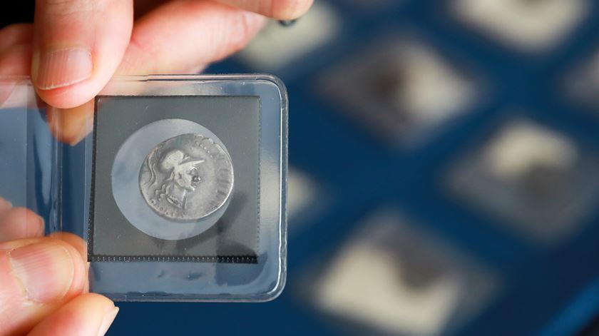 Historiador Rui Centeno exibe moeda romana em prata do ano 68/69 d.C., considerada peça da antiguidade clássica “única no mundo”. Foto: Manuel Araújo/Lusa