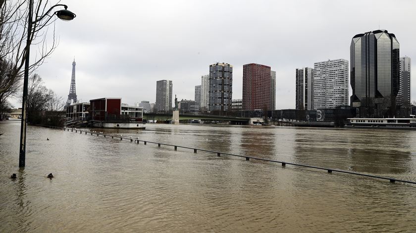 Inundações como as que aconteceram em Paris no início do ano, vão ser mais frequentes. Foto: Etienne Laurent/EPA