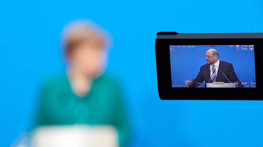 Martin Schulz e Angela Merkel deram conferência de imprensa conjunta, após o acordo alcançado entre SPD e CDU. Foto: EPA