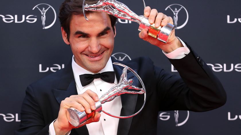 Federer com os dois galardões que arrecadou. Foto: Sebastien Nogier/EPA