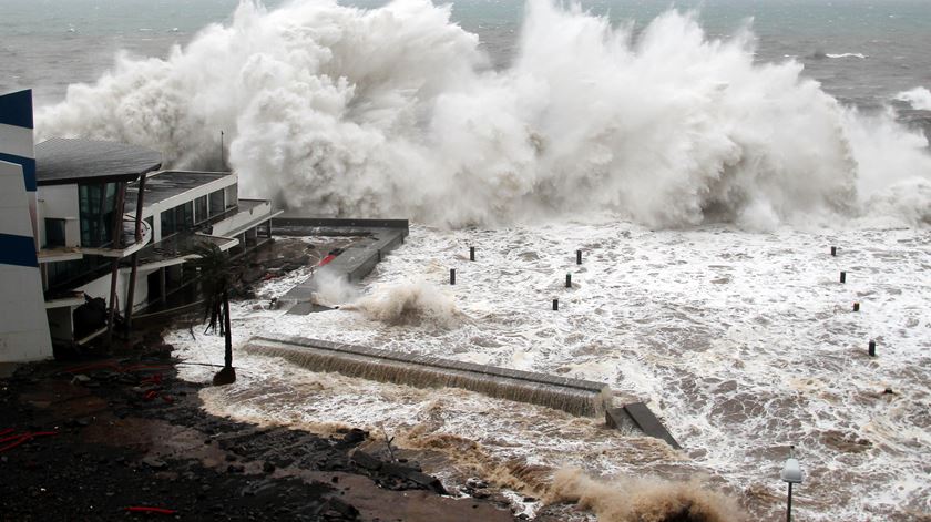 Mau tempo provocou estragos na marina do Lugar de Baixo. Foto: Homem de Gouveia/Lusa