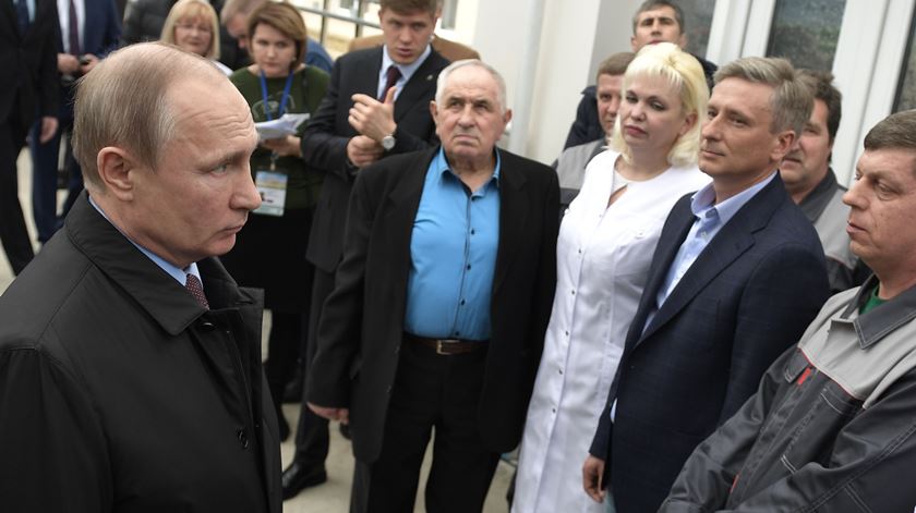 Putin conversa com pessoas ligadas ao sector agrícola, numa feira da especialidade, em Krasnodar. O Presidente recusou comentar o caso do envenenamento do seu antigo espião. Foto: Alexei Nikolsky/EPA