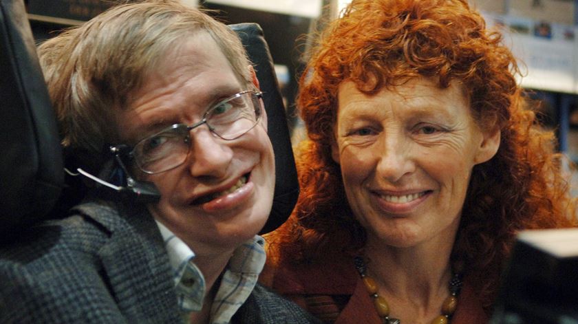 Cientista com a mulher Elaine, na feira do livro de Frankfurt, em 2005. Foto: Boris Roessler/ EPA