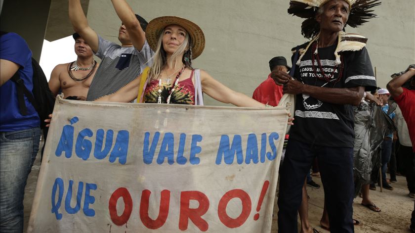 Ativistas protestam em Brasília contra privatização da água. Foto: Joedson Alves/EPA