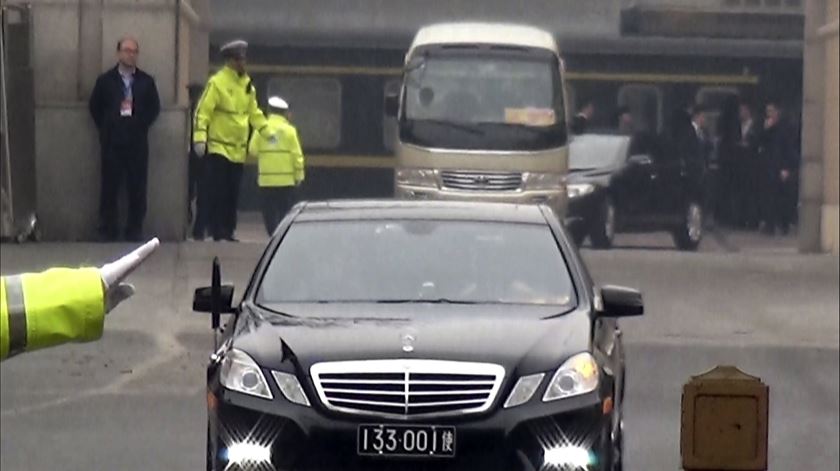 Carro do embaixador na Coreia do Norte a deixar a estação de comboios de Pequim. Foto: EPA