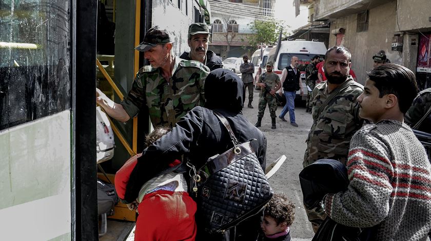 Civis deixam Ghouta Oriental. Foto: EPA