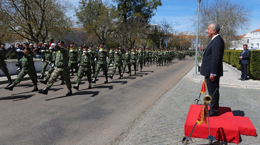 Marcelo Rebelo de Sousa a assistir ao desfile militar no âmbito de uma visita ao Regimento de Cavalaria nº 3. Foto: Nuno Veiga/Lusa