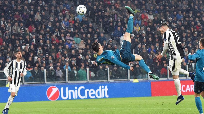 ✓Golaço de bicicleta em cima do Buffon ✓Colocou Zidane com a mão na cabeça  completamente sem reação ✓Foi aplaudido pelo estádio da Juventus LOTADO  Simplesmente Cristiano Ronaldo🔥🇵🇹